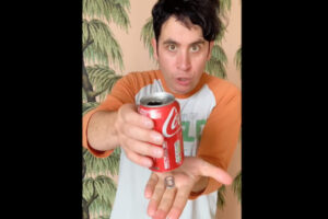 マジシャンが動画で披露した「世界最速」のトリックに唖然