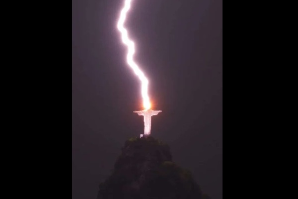 神の力か!?ブラジルの巨大キリスト像に落雷した瞬間が撮影される