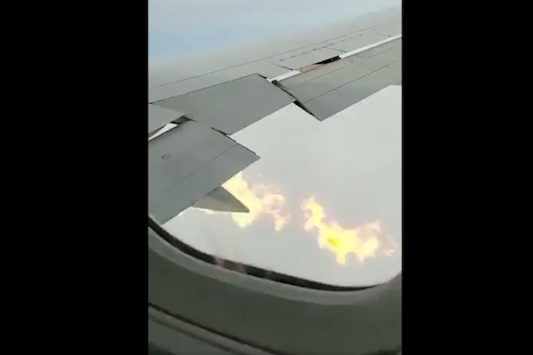 NY行きの飛行機から外を撮影したら、エンジンが火を吹いていた【動画】