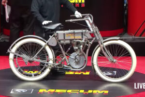 自転車みたいなハーレーダビッドソン最初期モデル、1億2300万円で落札