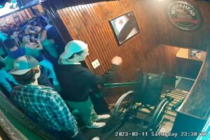 【動画】車イスを階段から突き落とした大学ホッケー選手、処分が下されパパも謝罪