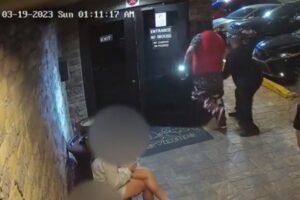 【動画】ストリップクラブを守った！拳銃を持ったマスク姿の巨漢を素手で取り押さえた警備員がたのもしい