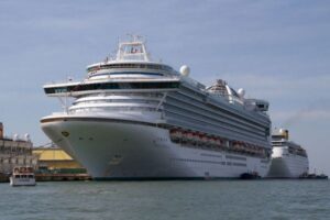 豪華客船の船内で謎の病気が蔓延、300人以上に嘔吐や下痢の症状