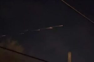 カリフォルニア上空で複数の光る物体を確認、その正体とは？【動画】