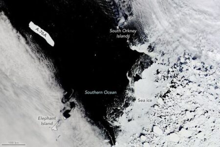 南極で2つの巨大な氷山が移動中、研究者が警鐘を鳴らす