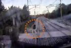 イギリスで男性のすぐ横を列車が通過、間一髪で轢かれずにすむ【動画】