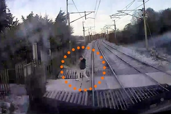 イギリスで男性のすぐ横を列車が通過、間一髪で轢かれずにすむ【動画】