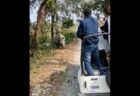インドでジープがサイに追われ、運転手が操作を誤り横転【動画】