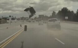 【衝撃映像】ハイウェイを走行中に脱論、タイヤが衝突し、隣の車が宙に舞い上がる