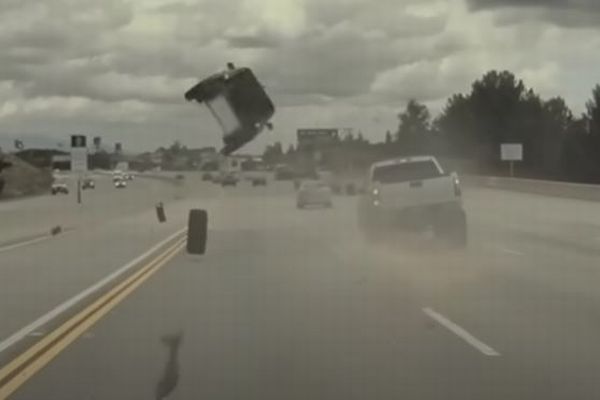 【衝撃映像】ハイウェイを走行中に脱論、タイヤが衝突し、隣の車が宙に舞い上がる