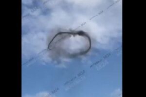 不吉な兆候か？モスクワ上空に「黒い輪」が浮かぶ【動画】