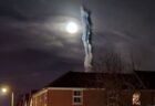 イギリスで満月の夜に、奇妙な雲が浮かぶ