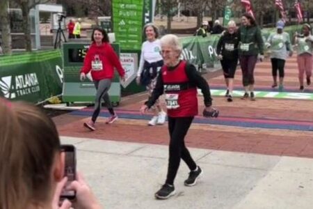 98歳の女性が5kmマラソンに参加、見事完走を果たす【アメリカ】