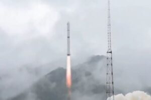 米上空で中国のロケットの残骸が崩壊、地上に落下したか確認中