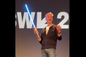 ディズニーが「リアル」ライトセーバーを披露、観客が息を飲む【SXSW】