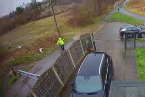 電動キックボードで危険な事故、猛スピードで金属製のバーに激突【動画】