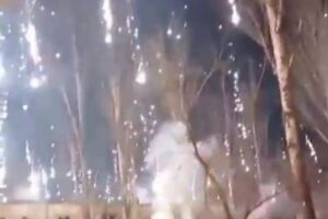 ロシア軍が住宅地にテルミット弾を使用、雨のように降り注ぐ映像が浮上