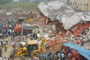 インドで大量のジャガイモに埋まり14人が死亡、保管倉庫が倒壊