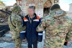 ウクライナの廃屋で、半年間も潜伏していたロシア兵が発見される