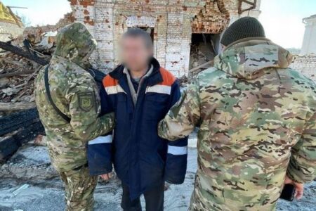 ウクライナの廃屋で、半年間も潜伏していたロシア兵が発見される
