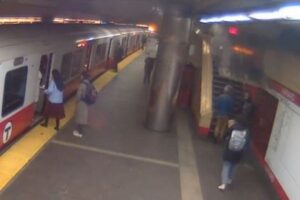 駅で突然天井パネルが落下、乗客の女性が間一髪、難を逃れる【動画】