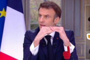 お金持ちに見られたくなかった？仏大統領がこっそり高級腕時計を外す動画が拡散