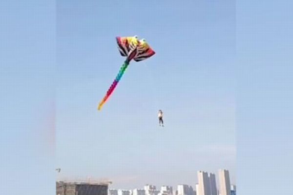 大きな凧に引っ張られ、空に舞い上がる男性がワイルドすぎる！【動画】