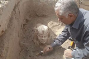 エジプトでスフィンクスのような像を発掘、聖堂の痕跡も発見