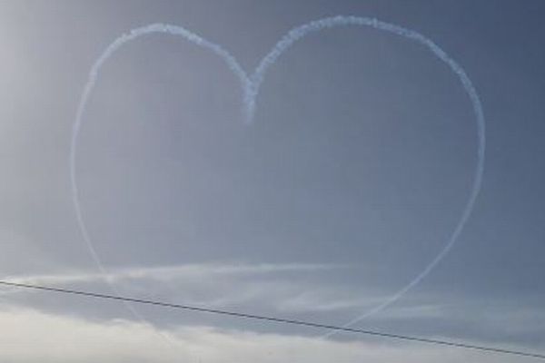 英空軍「レッドアローズ」が、空に大きなハートと矢を描く【動画】