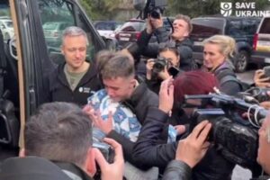 ロシアに連れ去られたウクライナの子供たち、17人が解放され家族と再会