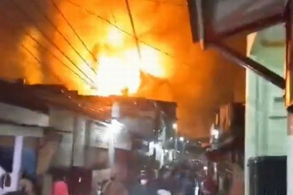 燃料貯蔵施設で大規模な火災が発生、少なくとも16人が死亡【インドネシア】