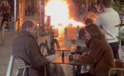 【仏抗議デモ】カップルが、燃え盛る通りで優雅にワインを飲んでいた！【動画】