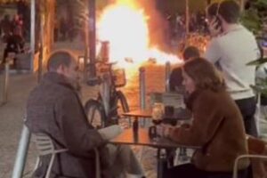 【仏抗議デモ】カップルが、燃え盛る通りで優雅にワインを飲んでいた！【動画】