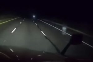 走行中のトラックが、道路上で奇妙なものに遭遇【アメリカ】