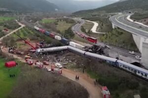 ギリシャで列車が正面衝突、負傷者のため多くの人が献血に並ぶ