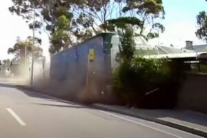 豪で大型のトラックが暴走、街灯を次々と破壊していく動画が凄まじい