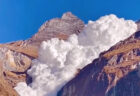 エベレストの山頂で、めったに見れない「雲なだれ」が撮影される