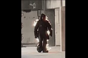 パリ·ファッションウィークで、モデルが火のついた服を着て歩く