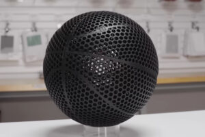 スポーツ用品ブランドWilsonが、空気を入れないシースルーのバスケットボールを開発