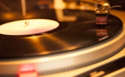 アナログレコードが人気、アメリカでCDの売り上げを抜く