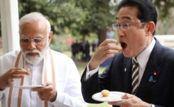 岸田首相がインドで「ゴルガッパ」を食べる動画、現地の話題に