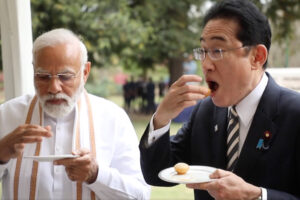 岸田首相がインドで「ゴルガッパ」を食べる動画が、現地の話題に
