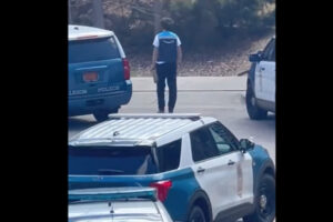 根性の米アマゾン配達員、人質立てこもり現場のビルに配達【動画】