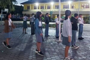 生徒がゾンビのように歩いていく…朝5時30分の登校時間に親も困惑【インドネシア】