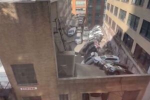 NYで立体駐車場が崩壊、1人が死亡、複数が負傷