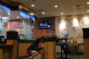 【動画】ささやかなイタズラ？ドッキリ動画を撮影していた青年、警察官が呼ばれる事態に