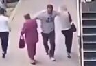 【動画】男性が通りすがりに2人の女性を殴打。高齢女性は倒れ込む