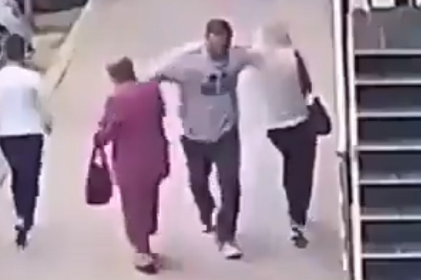 【動画】男性が通りすがりに2人の女性を殴打。高齢女性は倒れ込む