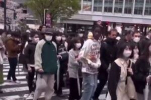 人気ラッパーのトラヴィス·スコットさん、日本にサプライズで現れるも誰にも気づいてもらえず