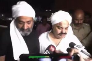インドの元議員らが、TVの生中継中に銃撃され死亡、1人は至近距離から頭を撃たれる